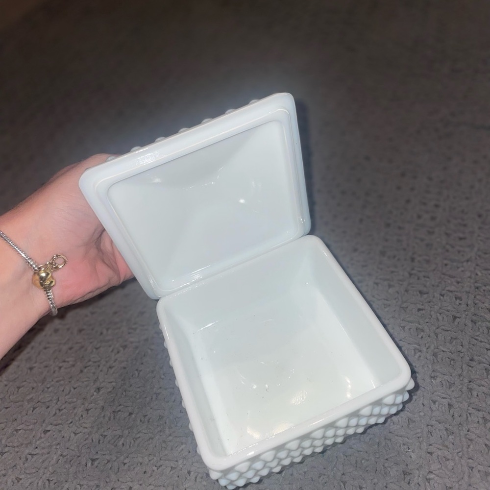 White milk glass design vintage jewelry holder - Picture 2 of 4